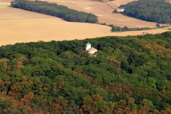 Kaple  sv. Jiří a sv. Vojtěcha - letecký snímek ( © Radovan Smokoň 08/2006)