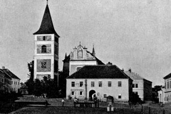 pohled od západu na počátku 20. století (© Josef Soukup: Soupis památek historických a uměleckých v Království Českém, sv. 18 Politický okres Pelhřimovský, Archaelogická komise při České akademii císaře Františka Josefa pro vědy, slovesnost a umění, Praha 1903)