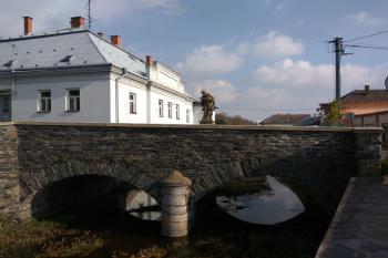 pohled na kamenný most od západu (© Jan P. Štěpánek 10/2017)