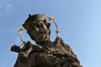 Detail sochy sv. Jana Nepomuckého (© Jan P. Štěpánek 10/2017)