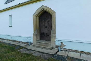 boční vchod ( © Milan Caha 03/2020)