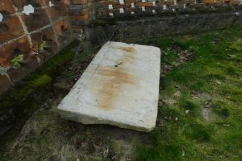 náhrobník před halvním vchodem ( © Milan Caha 03/2020)