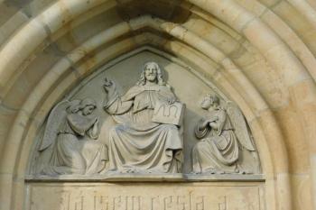 reliéf nad hlavním vchodem ( © Milan Caha 03/2020)