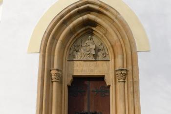 portál hlavního vchodu ( © Milan Caha 03/2020)