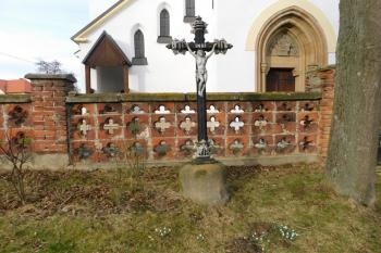 kříž před kostelem ( © Milan Caha 03/2020)