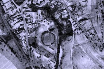 Letecký snímek z let 1952 až 54, kruhový půdorys tvrziště je jasně patrný. (© Prudký Martin, 12/2014)