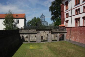 Voliera z roku 1696 v příkopu mezi předzámčím a zámkem ( © Ivan Grisa 05/2011)