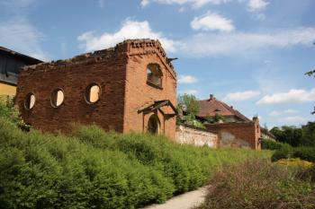 Zřícenina novogotického skleníku od západu, v pozadí barokní hospodářský dvůr ( © Ivan Grisa 05/2011)
