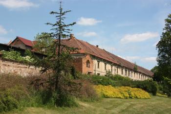 Zřícenina novogotického skleníku od západu, v pozadí barokní hospodářský dvůr ( © Ivan Grisa 05/2011)