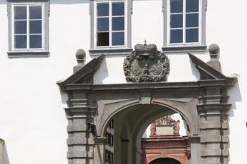 Portály předzámčí (vpředu) a jádra zámku (v pozadí) ( © Ivan Grisa 05/2011)