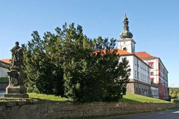 Jihovýchodní nároží ( © Luděk Pitter 09/2005)