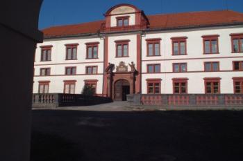 První nádvoří (2003 ©Zbyněk Michálek)