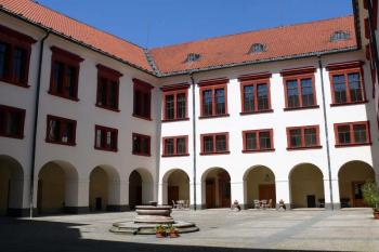 Zámecké nádvoří (© Jiří Cukr, 05/2008)