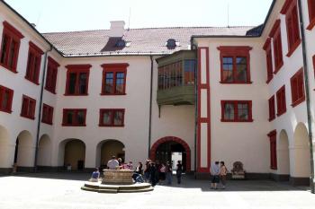 Zámecké nádvoří (© Jiří Cukr, 05/2008)