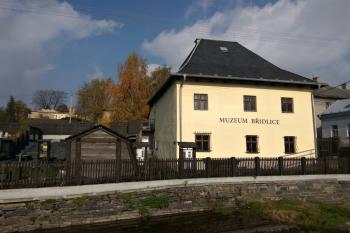 celkový pohled na bývalý vodní mlýn, dnes Muzeum břidlice (© Jan P. Štěpánek 03/2020)