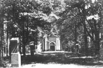 frontální pohled na cestu s Kaplí Nejsvětější Trojice (© anon., snad kolem roku 1900)