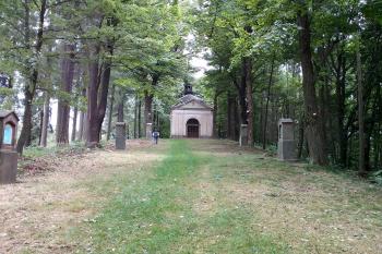 pohled na kapli Nejsvětější Trojice a část křížové cesty z jara 2014 (© jch jch, 06/2014)