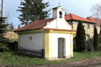 Kaplička v Dolní Kamenici u Velvar ( © Pavel Vítek 03/2014)