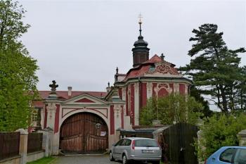 vstupní brána (© Alena Volná, 04/2013)