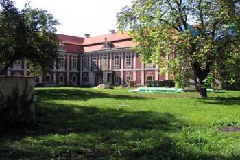 Stekník obě křídla zámku se zahradou (2002 ©Jaroslav GAVELČÍK)