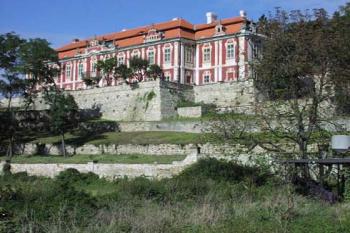 Stekník zadní část zámku se zahradou z levé strany (2002 ©Jaroslav GAVELČÍK)
