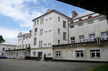 místo severozápadního nároží bývalého hradu s nakoso vystupující nárožní věžicí ( © Jan P. Štěpánek 06/2011)