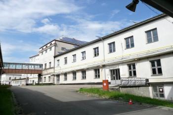 západní fronta bývalého hradu (vyšší budovy v pozadí) a na ně navazující mladší patrové stavby ( © Jan P. Štěpánek 06/2011)