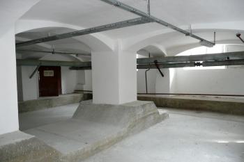 suterénní prostory tabačky navazující snad na bývalé hradní prostory ( © Jan P. Štěpánek 06/2011)