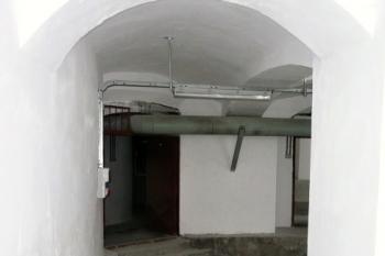 suterénní prostory tabačky navazující snad na bývalé hradní prostory ( © Jan P. Štěpánek 06/2011)