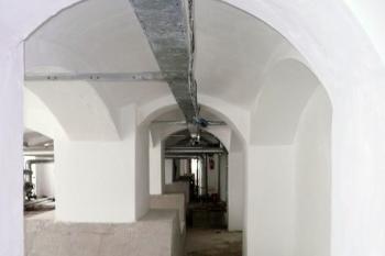 suterénní prostory tabačky navazující snad na bývalé hradní prostory ( © Jan P. Štěpánek 06/2011)