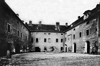 západní fronta nádvoří hradu před demolicí na počátku 20. století ( © Archiv města Hodonína)