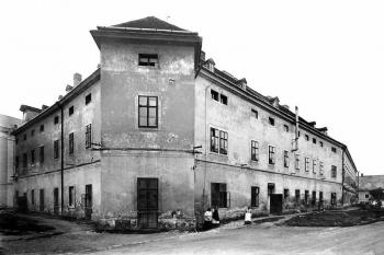 nároží hradu s nakoso vystupující bývalou věžící, vstupní severní křídlo (vlevo) a západní křídlo (vpravo)  na počátku 20. století před demolicí ( © Archiv města Hodonína)