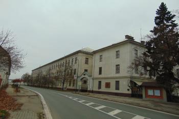 Budova nahrazující východní křídlo hradu /pohled od severu/ (© Dušan Dohňanský 11/2020)
