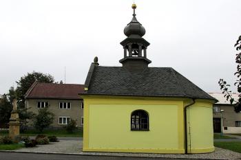 Kaple Navštívení Panny Marie v Ratajích - Těšeticích. (© Pavel Vítek 10/2014)