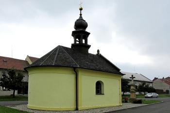 Kaple Navštívení Panny Marie v Ratajích - Těšeticích. (© Pavel Vítek 10/2014)