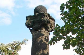 detail hlavice sloupu (© Jiří Špaček, 08/2011)