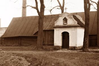 udržovaná kaple s historickou roubenou stodolou v pozadí, kolem r. 1928 (© SOkA Frýdek - Místek)
