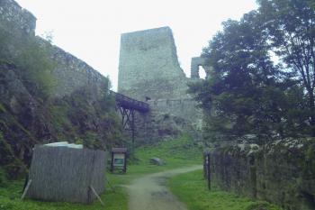 V popředí starý palác (donjon) a most na vysunuté opevnění (© Jan Večeřa, 09/2014)