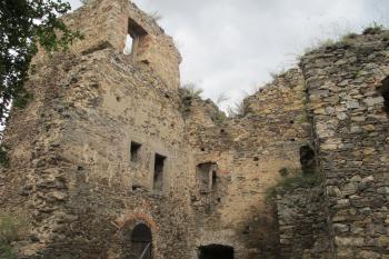 Mladší ze dvou hradních paláců,vlevo vstup do věže ( © Dušan Dohňanský 08/2019)