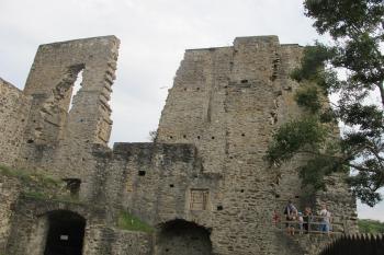 Starší věžový palác - donjon z hradního nádvoří (© Dušan Dohňanský 08/2019)