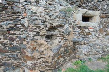 Viditelný roh původní parkánove hradby pohlcené stěnou mladšího paláce (© Dušan Dohňanský  09/2021)
