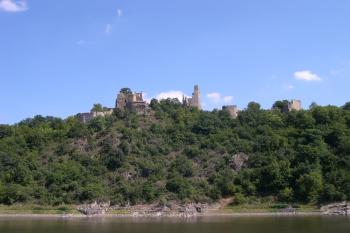 Cornštejn z levého břehu Dyje (Vranovské přehrady) ( © Ivan Grisa 08/2005)