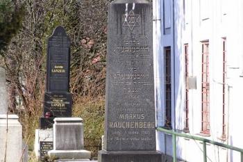 zachovalý židovský náhrobek ( © Jan P. Štěpánek 2008)