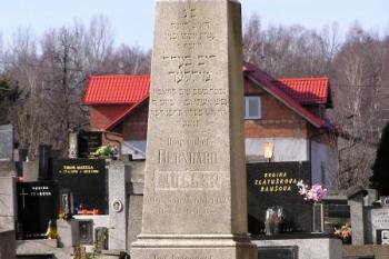 zachovalý židovský náhrobek ( © Jan P. Štěpánek 2008)