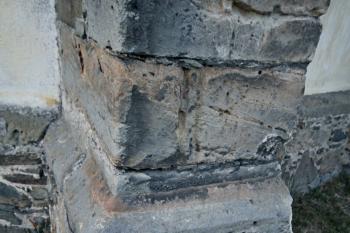 detail soklu opěrného pilíře závěru (© Pavel Zany Komárek, 19. 5. 2011)