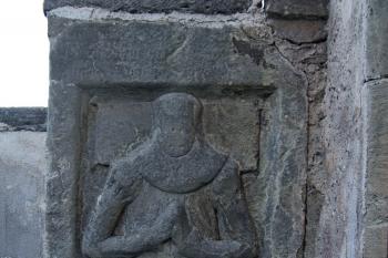 náhrobník ve zdi u podvěží (© Pavel Zany Komárek, 19. 5. 2011)