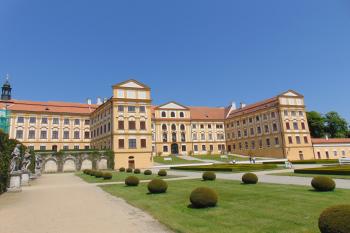 Parkové jižní průčelí (© Dušan Dohňanský  07/2021)