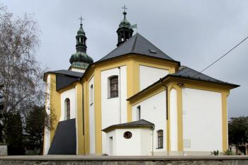 Kostel sv. Petra a Pavla v Těšeticích ( © Pavel Vítek 10/2014)