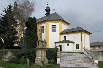 Kostel sv. Petra a Pavla v Těšeticích ( © Pavel Vítek 10/2014)