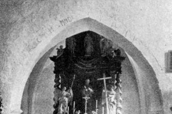 interiér kostela na počátku 20. století (© František Mareš, Jan Sedláček: Soupis památek historických a uměleckých v Království Českém, sv. 38 Politický okres Prachatický, Archaelogická komise při České akademii císaře Františka Josefa pro vědy, slovesnost a umění, Praha 1913)